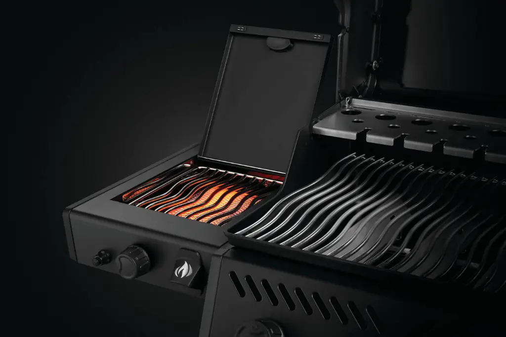 F425DSIBPK-DE-PHM-Web-Gallery-09-Phantom-Freestyle-F425DSIBPK-PHM-Detail-Side-Burner-On.webp