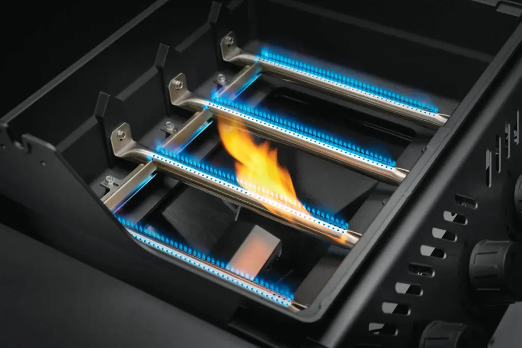 F365PGT-DE-Web-Gallery-08-Freestyle-Sear-Details-Empty-Burners-On-Jet-Fire__Cmyk_Final.webp