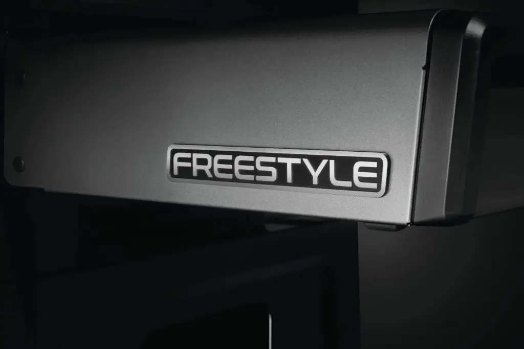 F365PGT-DE-Web-Gallery-10-Freestyle-Detail-Logo.webp